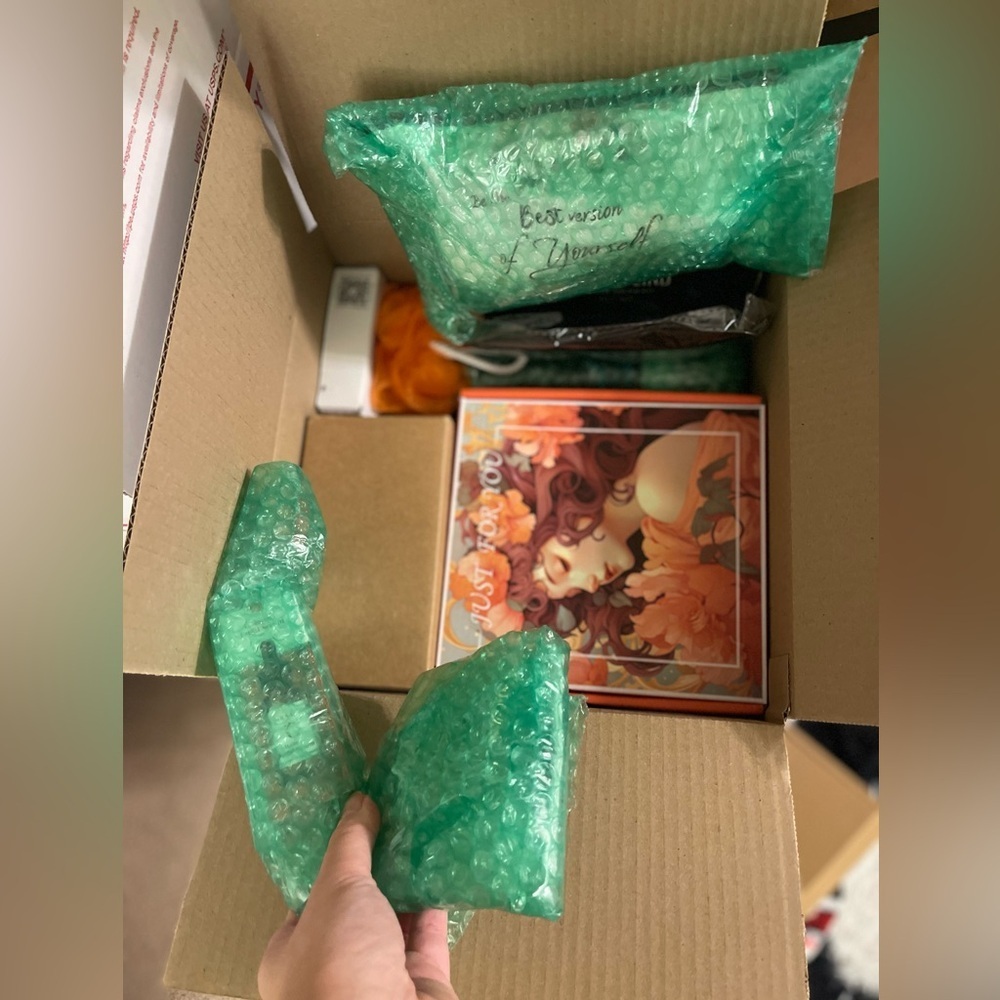 LARGE Amazon BEAUTY Box, Brand NEW 📦 🔥 NO JUNK, NO used products, 5 ⭐️ rating!‍ - Picture 8 of 16